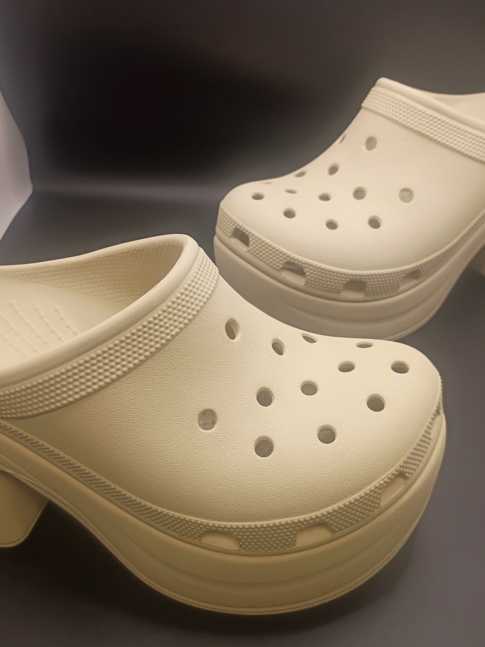CROCS Women’s Cream Platform Clog Mules Size 8 Women's Size 6 Men's